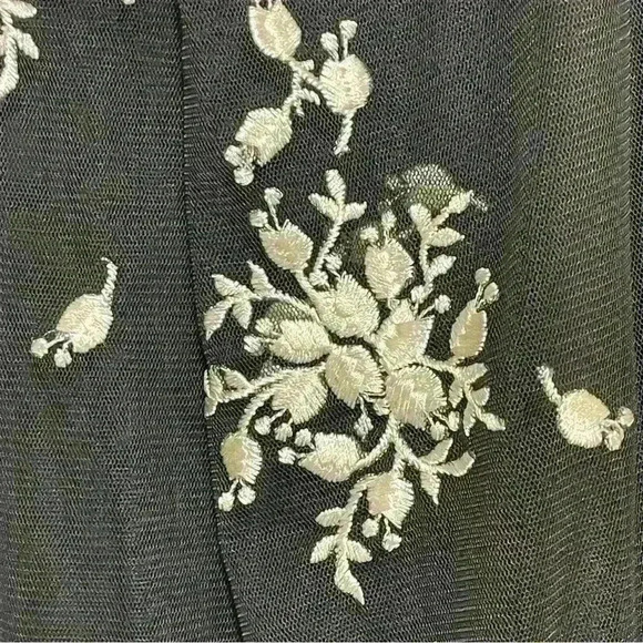 NWOT Ann Taylor Black - White Floral Flare Whit Embroidered Flowers Skirt Size 6 - Picture 5 of 11